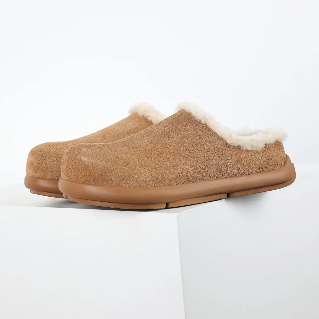Pick up locally💰560 Core recommendation Good price Independently developed original outsole and cashmere insole to keep you warm in winter and suitable for home use. In the new year, uug launched a style series, which is partially geared towards the preferences of young consumers and has also moved to the forefront of fashion trends. Shoe body material Water-repellent coated suede upper 17 mm UGGPURE™ implanted wool insole Lightweight non-slip comfortable rubber outsole With brand LOGO trademark Comes with a full set of packaging Size: 35 36 37 38 39 40 41 42 43 44